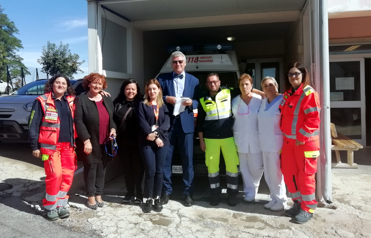 Thomas Schael con gli operatori del Distretto sanitario di Castiglione Messer Marino
