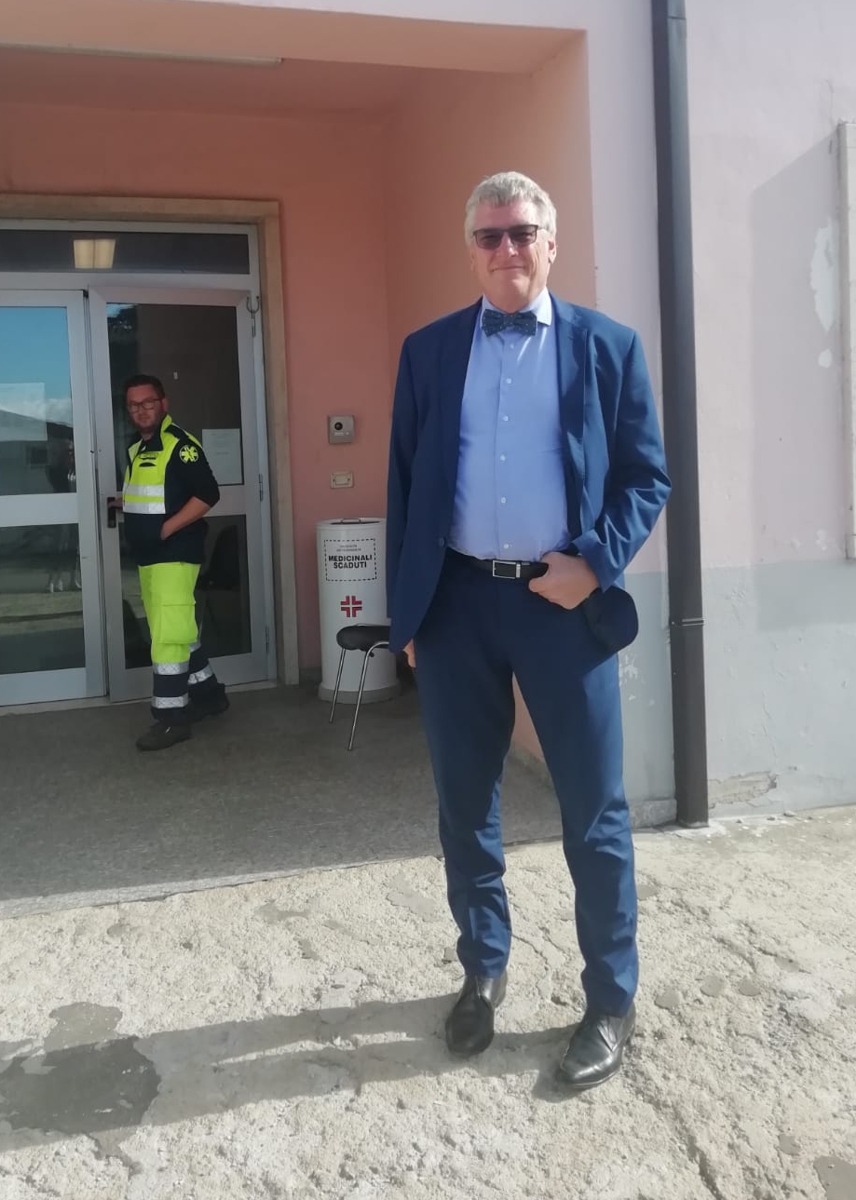 Thomas Schael all'ingresso del Distretto sanitario di Castiglione Messer Marino