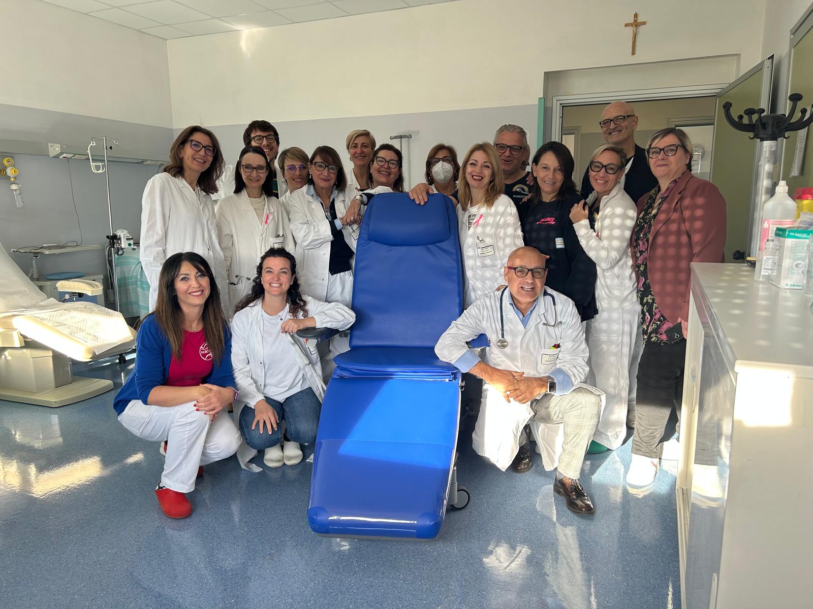 Nuova poltrona per chemioterapia alla clinica oncologica di Chieti grazie ai fondi raccolti dall’associazione Voi&Noinsieme