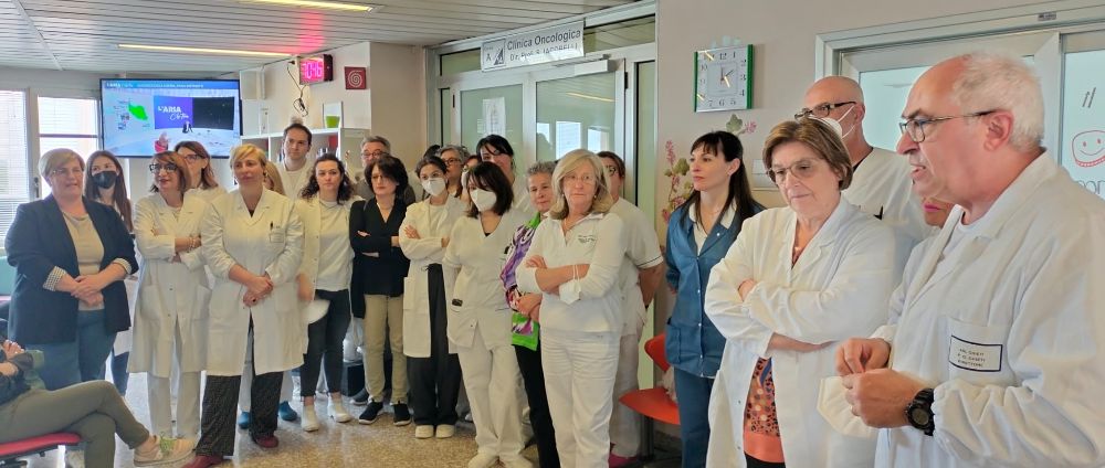 Nella foto un momento dell’inaugurazione della sala d'attesa con il personale della Clinica oncologica e i rappresentanti delle associazioni