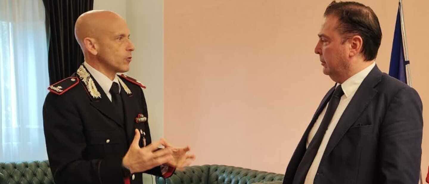 A sinistra il comandante del Centro nazionale amministrativo dell’Arma dei Carabinieri, Baldassarre Daidone; a destra il direttore generale della Asl Lanciano Vasto Chieti, Mauro Palmieri